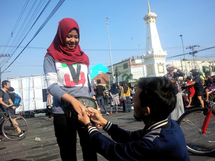 So Sweet... di Yogya, Pria Ini Melamar Kekasihnya Saat Gerhana Matahari