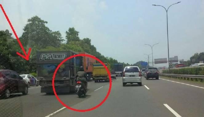Heboh Pemotor Melaju di Tol Jagorawi Lewati 3 Mobil Polisi