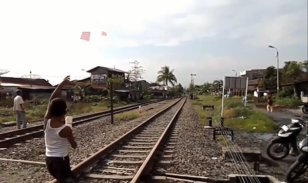 Minim Ruang Bermain, Anak-anak Main di Rel