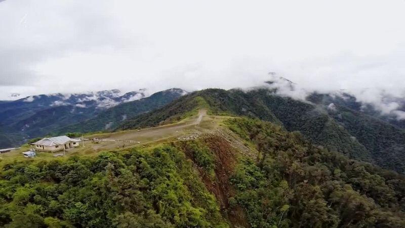 ekstrimnya indonesia! tempat paling berbahaya di dunia untuk menjadi pilot