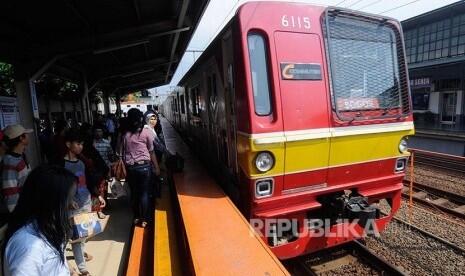 Kebakaran di Rawa Buaya Hambat Perjalanan KRL Tangerang-Duri