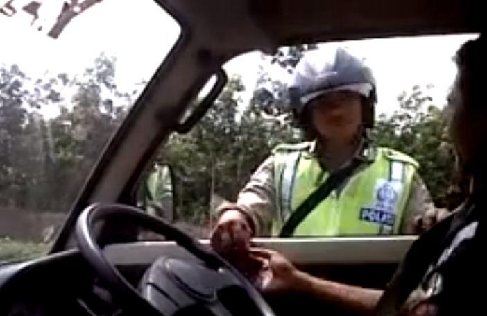 &#91;VIDEO&#93; Miris! POLISI 'BEGAL' Pengendara Mobil