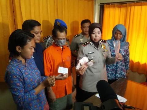 ASTAGA! Sebelum Dijajakan, Pak Tua Ini "Pakai" Semua Cabe-Cabeannya