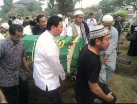 Foto Ahok Gotong Keranda Mayat Muslim, Bikin Heboh Netizen