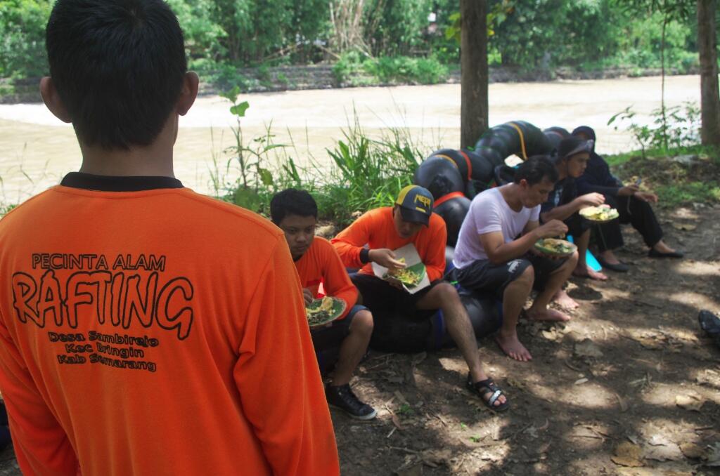 [catper] Memacu Adrenalin di Tubing Sungai Tuntang