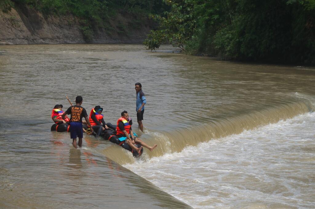 [catper] Memacu Adrenalin di Tubing Sungai Tuntang