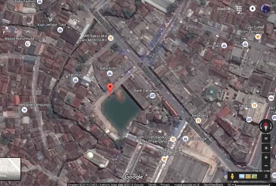 &#91;Citizen Jurnalism&#93; Lubang besar hampir seluas lapangan sepakbola ditengah Pasar SMEP