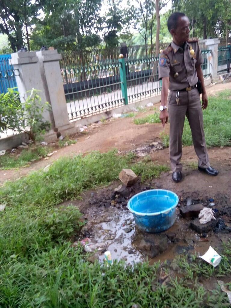 Satpol PP Tindak PKL Monas yang Diduga Jual Es Teh dari Air Buangan