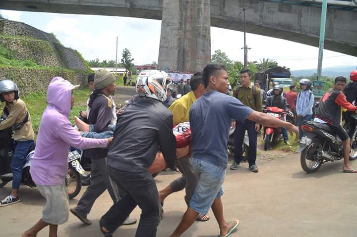 Asik Selfie Di Pinggir Rel Kereta Api, Tewas Tersambar Kereta