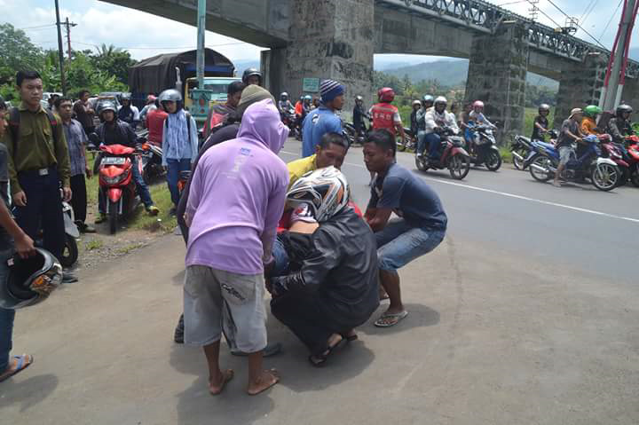 Asik Selfie Di Pinggir Rel Kereta Api, Tewas Tersambar Kereta