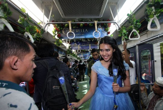 Di KRL, katanya penumpang wanita lebih ganas dari lelaki