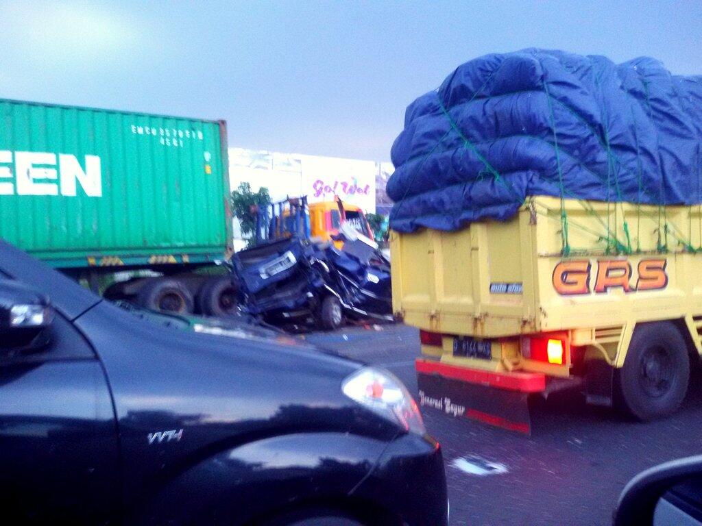Evakuasi Kecelakaan Tol Jakarta-Cikampek Selesai, Jalur Kembali Dibuka