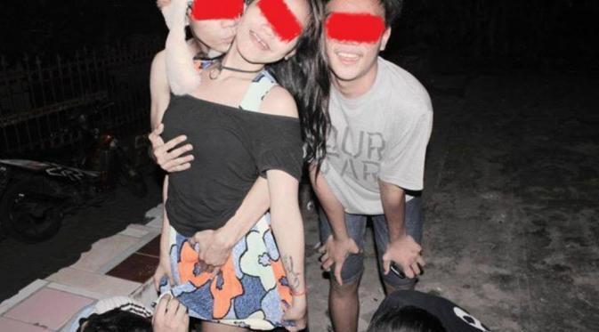 Heboh Beredar foto ABG meremas payudara temen ceweknya..edan edan!!