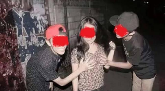 Heboh Beredar foto ABG meremas payudara temen ceweknya..edan edan!!