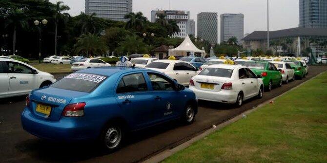 Kecewa angkutan online,sopir taksi sebut Jokowi balik urus Solo saja