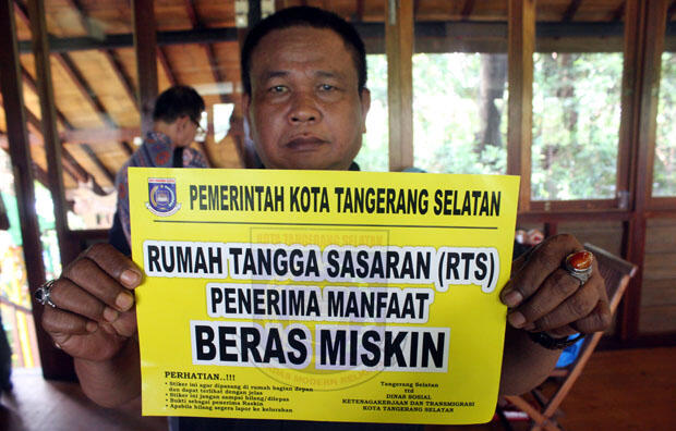 RUMAH PENERIMA RASKIN DITEMPELI STIKER AGAR TEPAT SASARAN