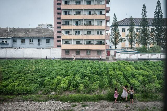 Fotografer ini Mengambil Foto-Foto Terlarang dari Korea Utara, Hasilnya....