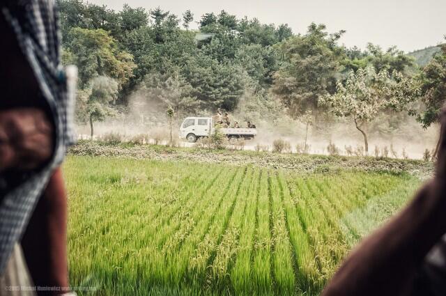 Fotografer ini Mengambil Foto-Foto Terlarang dari Korea Utara, Hasilnya....