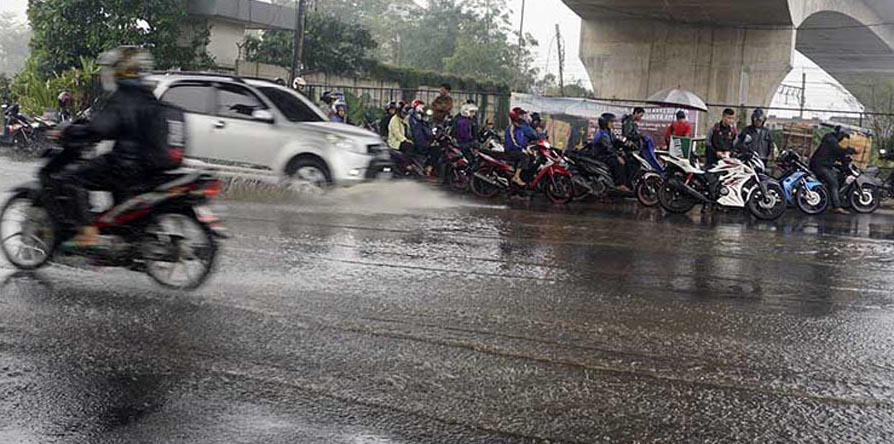 8 Alasan Kenapa Hujan Bikin Macet