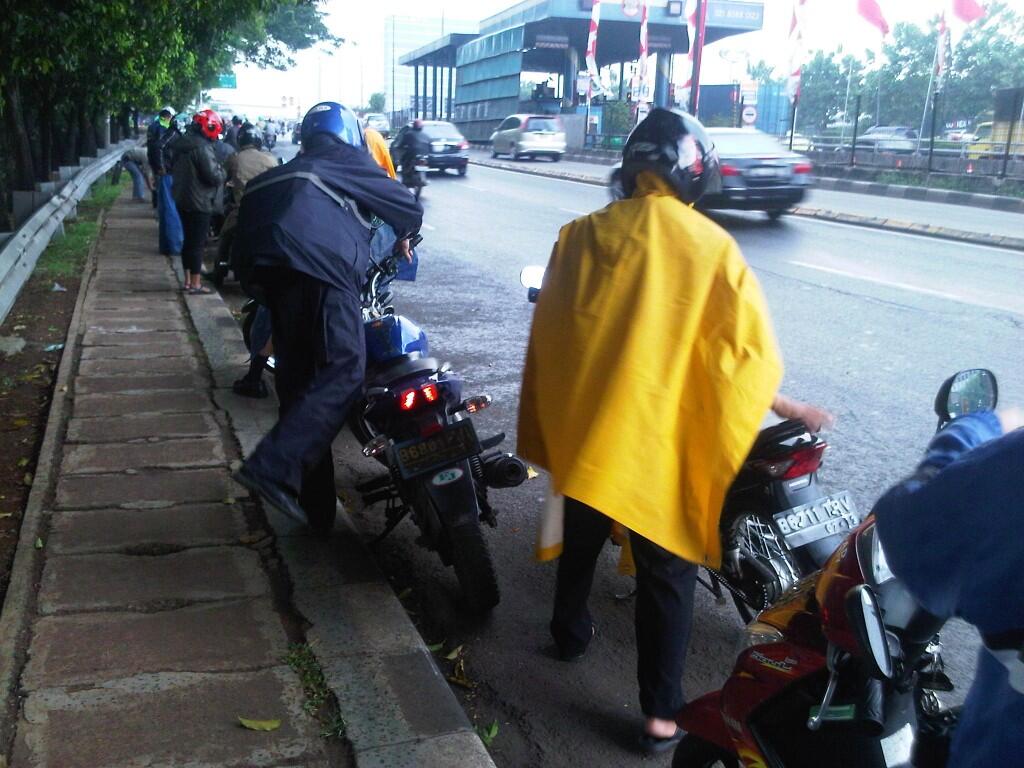 8 Alasan Kenapa Hujan Bikin Macet