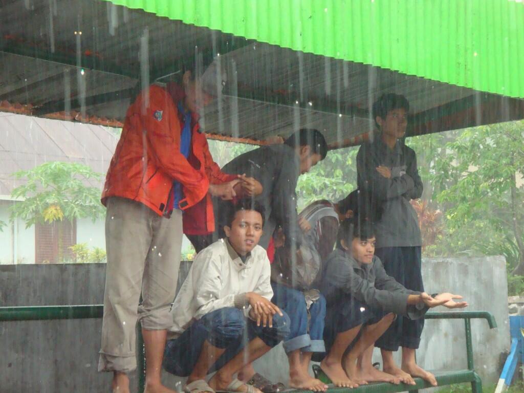 8 Alasan Kenapa Hujan Bikin Macet