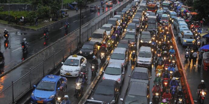 8 Alasan Kenapa Hujan Bikin Macet