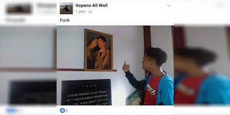 Bocah alay ini mengacungkan jari tengah ke foto Jenderal Sudirman