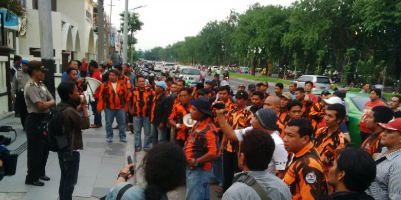 La Nyalla Jadi Tersangka, Pemuda Pancasila Kumpul di Depan Kejati