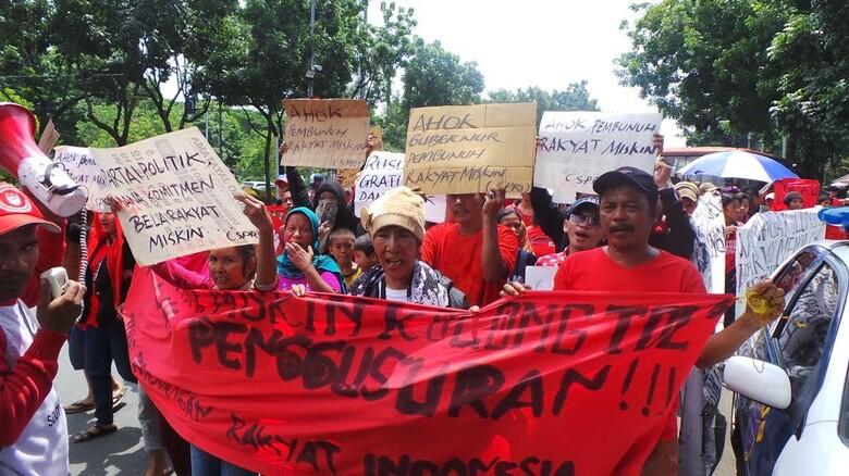 Warga yang Tinggal Kolong Tol di Penjaringan Demo Ahok, Tolak Penggusuran