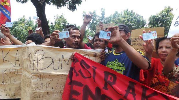 Warga yang Tinggal Kolong Tol di Penjaringan Demo Ahok, Tolak Penggusuran