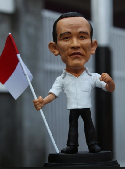 Action Figure Sumanto dan Robot Gedek Dijual Bebas di OL Shop