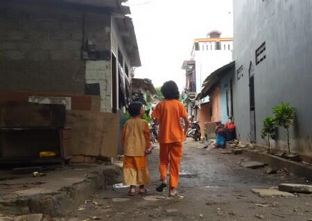 Bocah Ini Mengurus Adik dan Ayah yang Polio