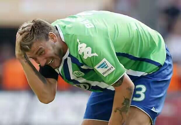 Ketiduran, Lord Bendtner di Denda Wolfsburg