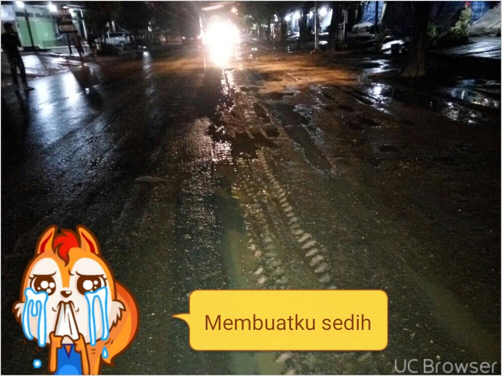 Jalan Bergelombang & Licin, Avanza Lompati Got Menabrak Pagar Hingga Dpn Rumah Orang