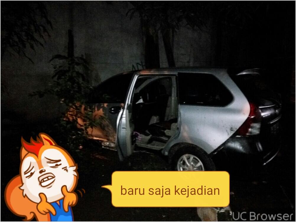 Jalan Bergelombang & Licin, Avanza Lompati Got Menabrak Pagar Hingga Dpn Rumah Orang