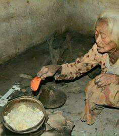 Mbah Gini, Lansia Yang Hidup Sebatang Kara