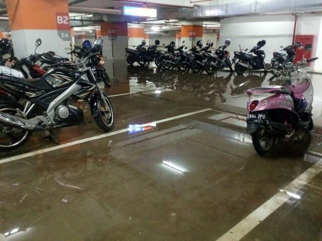 Parkir selalu banjir, Manajemen L'Avenue Building mengecewakan!