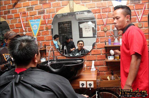 6 Kejadian Konyol dan Lucu Yang Sering Terjadi di Barber Shop