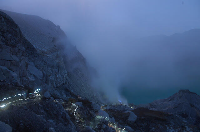 &#91;catper&#93; Memburu Api Biru Kawah Ijen