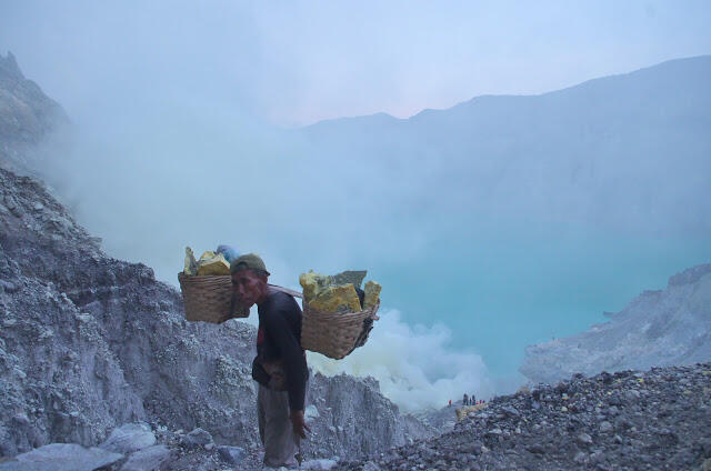 &#91;catper&#93; Memburu Api Biru Kawah Ijen