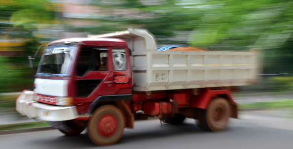 Musim Hujan, PSK Ganefo Layani Pelanggan di Kolong Tronton 