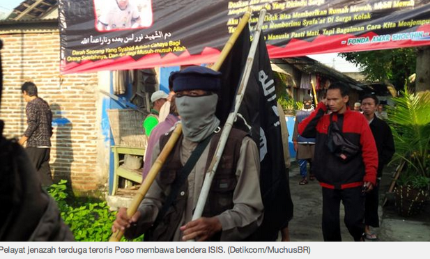 &#91;PIC&#93; Pelayat Jenazah Terduga Teroris Poso Bawa Bendera ISIS