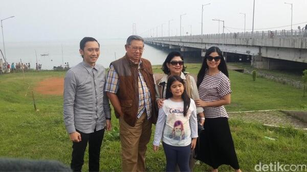 Saat SBY Berakhir Pekan Bersama Cucu di Jembatan Suramadu