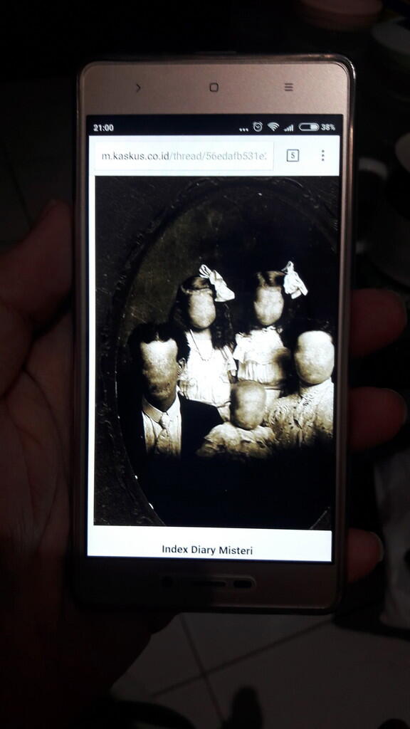 Iseng2 ngaskus di trit horror, ada yg aneh sama nih foto