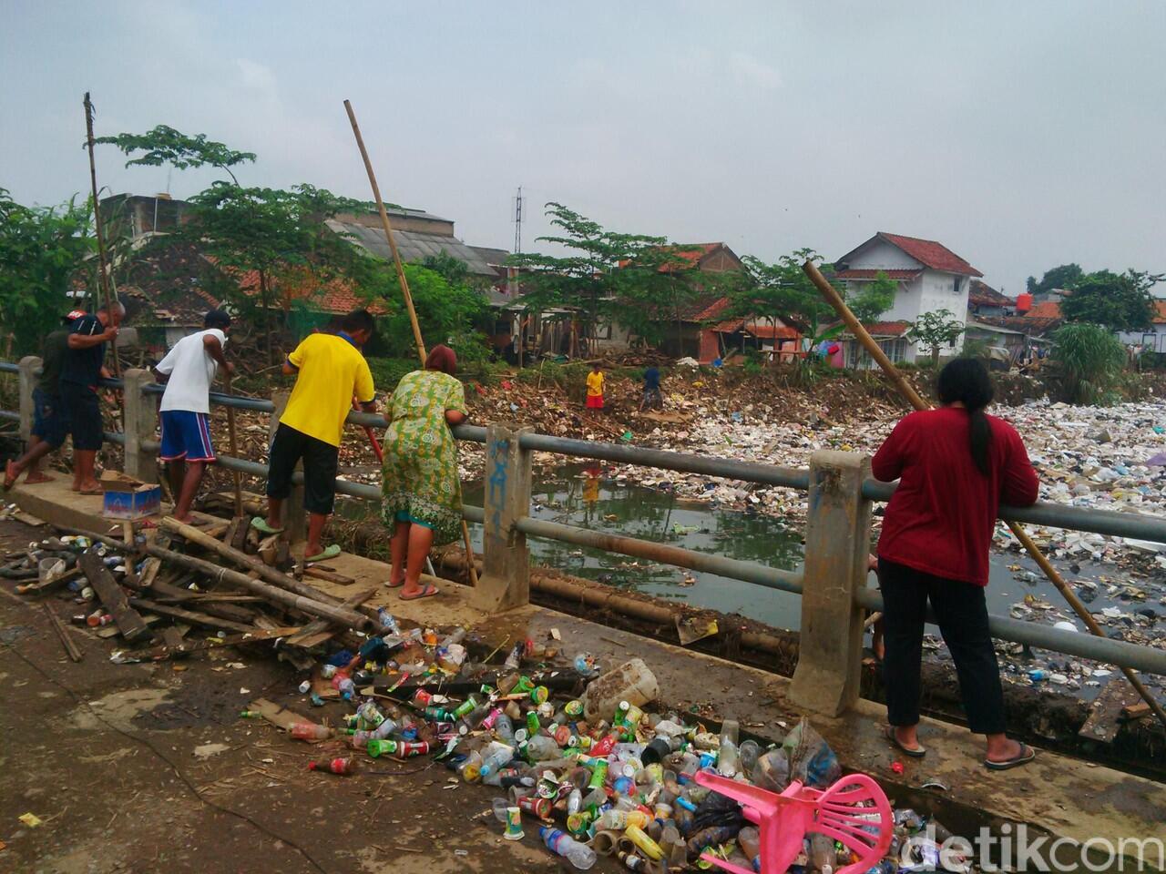 Warga Berjibaku Atasi Horor Sampah di Cikapundung, Begini Perjuangannya