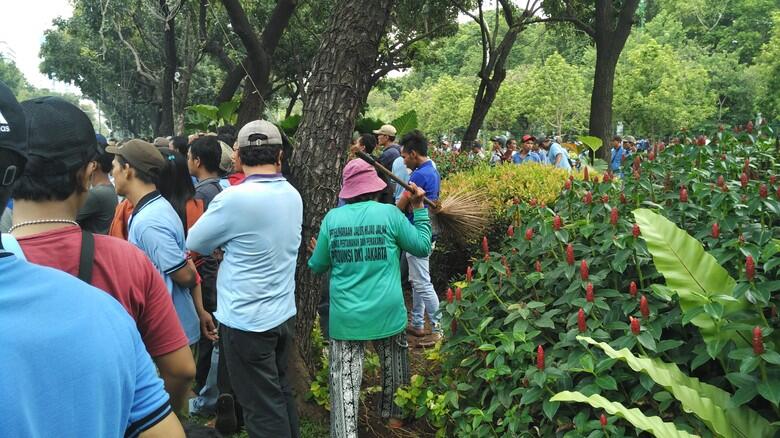 Emosi Bu Tuti Kepada Pendemo: Jangan Injak Tanaman, Saya Capek Ngerawatnya!