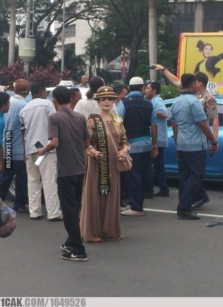 Meme ini kocak banget, kritisi demo rusuh sopir taksi di Jakarta!