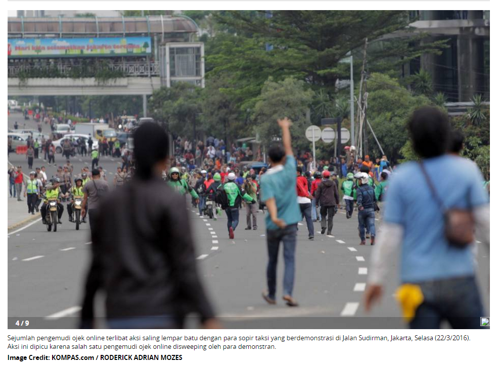 Sopir Taksi dan Ojek Rusuh Saling Lempar Batu