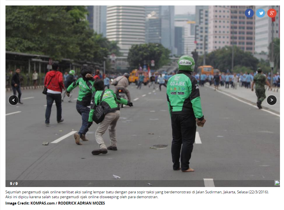 Sopir Taksi dan Ojek Rusuh Saling Lempar Batu