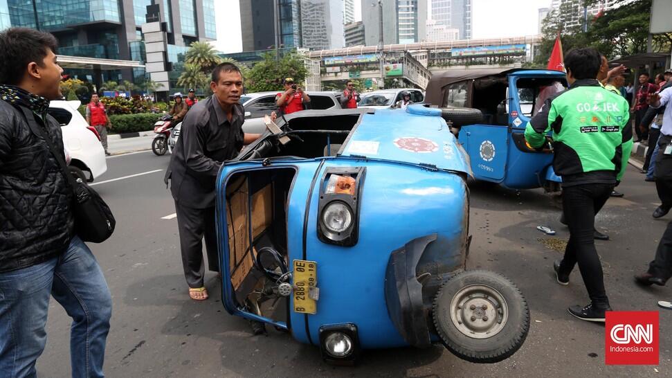 Sopir Taksi dan Ojek Rusuh Saling Lempar Batu